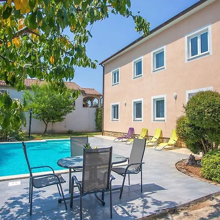 Stunning In Tar With Swimming Pool Apartman *