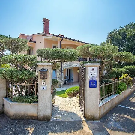 Stunning In Tar With Swimming Pool Apartman