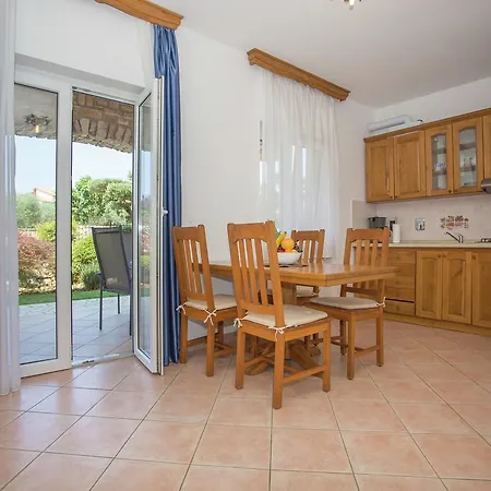 Apartman Stunning In Tar With Swimming Pool Frata