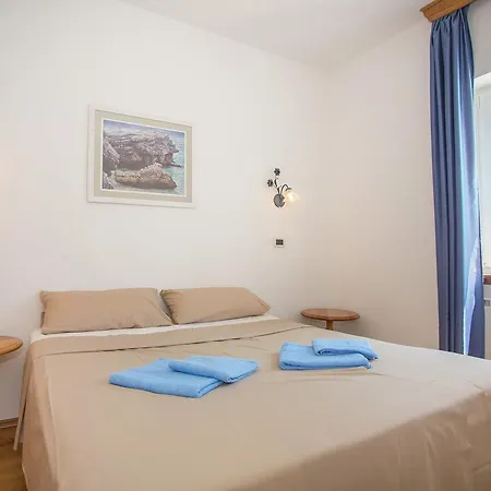 Stunning In Tar With Swimming Pool Apartman