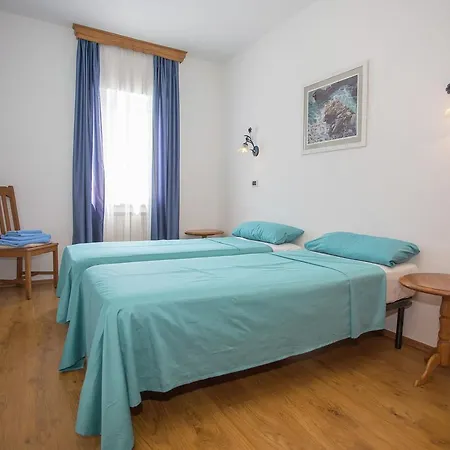 Apartman Stunning In Tar With Swimming Pool Frata