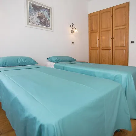 Stunning In Tar With Swimming Pool Apartman Frata
