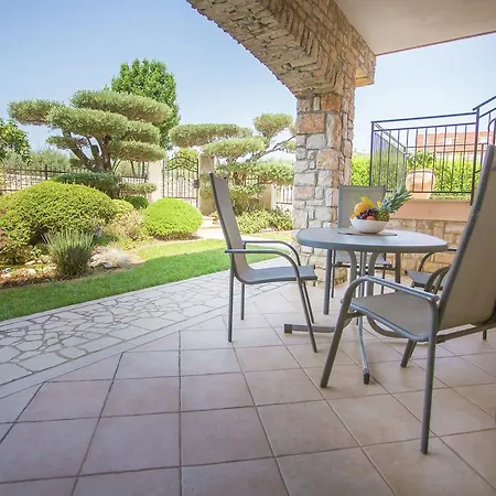 Stunning In Tar With Swimming Pool Apartman Frata