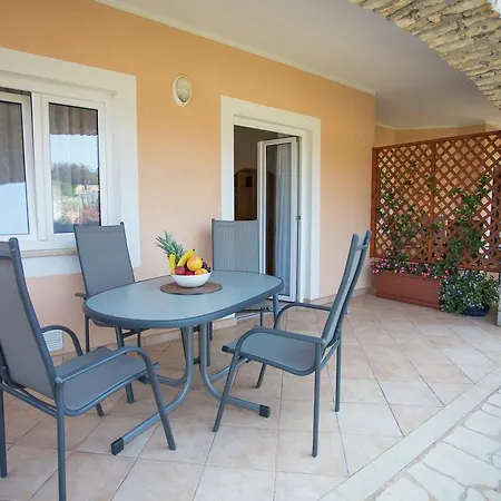 Stunning In Tar With Swimming Pool Apartman
