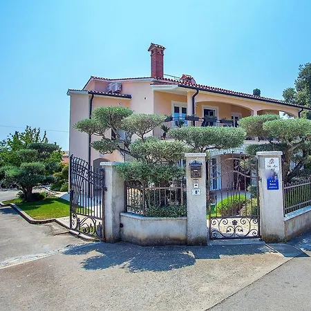 Apartman Stunning In Tar With Swimming Pool Frata