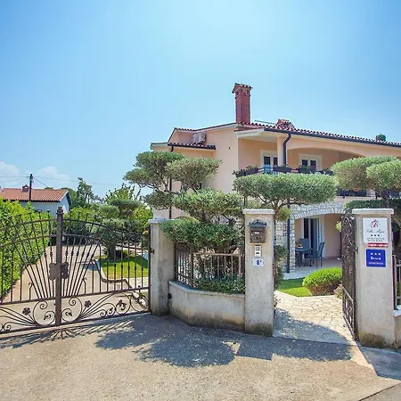 Apartman Stunning In Tar With Swimming Pool Frata